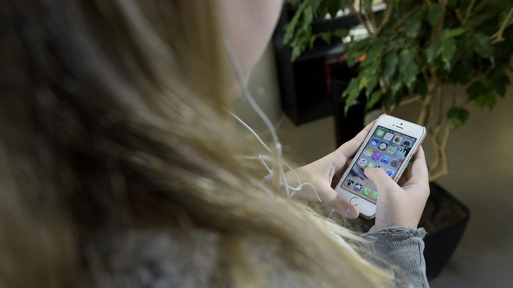 Nuoret eivät ymmärrä, että Isossa-Britanniassa paljastavien kuvien ottamisesta ja jakamisesta voi pahimmillaan seurata poliisitoimenpiteitä. Kuvituskuva.