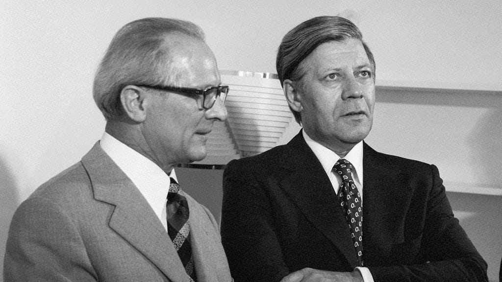 tä-Saksan presidentti Erich Honecker (vas) ja Länsi-Saksan liittokansleri Helmut Schmidt Finlandia-talolla 1. elokuuta 1975.