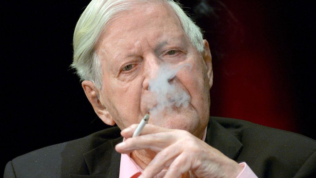 Helmut Schmidt tuli tunnetuksi myös runsaasta tupakoinnistaan.