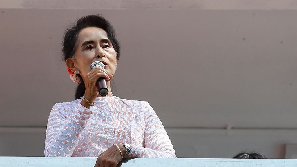 Aung San Suu Kyi puhui NLD:n pääkonttorilla Yangonissa maanantaina.
