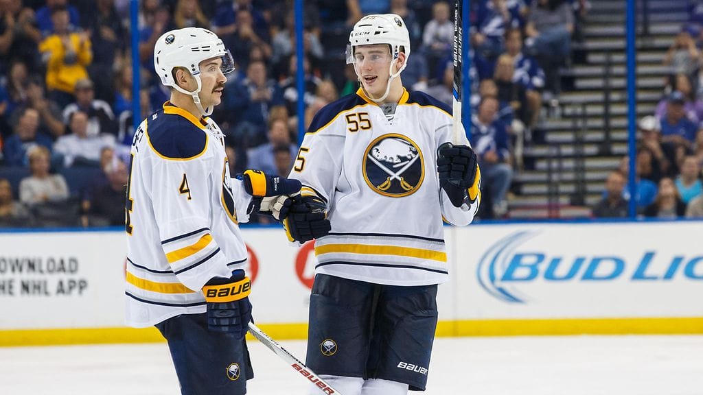 Rasmus Ristolainen (oik.) pelaa isoja minuutteja Sabres-miehistössä.