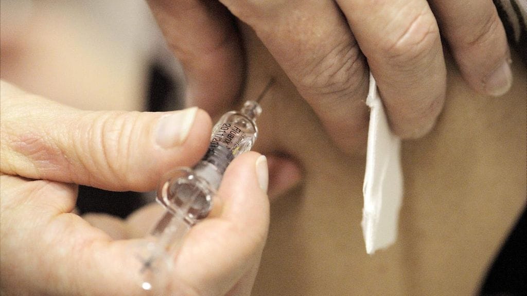 Influenssarokotetta suositellaan nykyään myös riskiryhmiin kuuluvien lähipiirille.