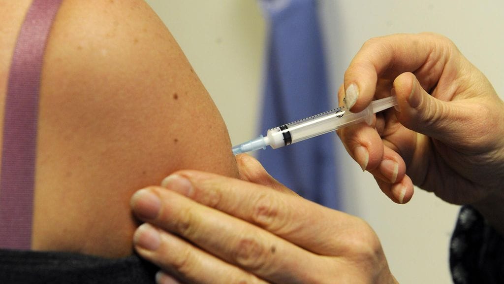 Suomalaisella kannattaa olla voimassa kaksi rokotetta: jäykkäkouristus-kurkkumätärokote sekä MPR-rokote.