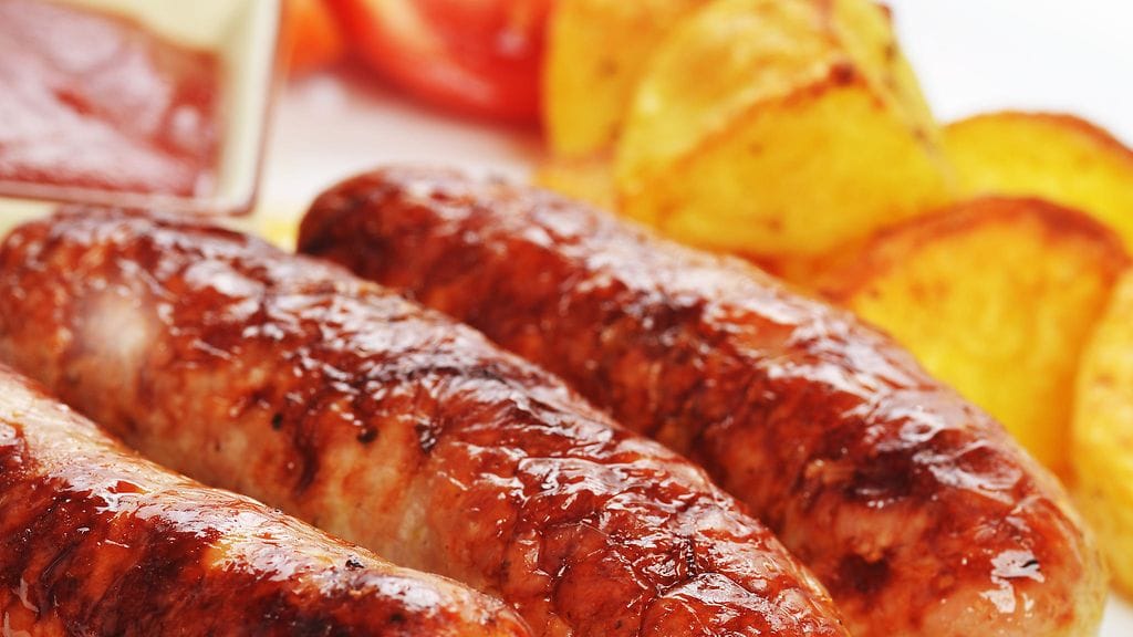 Pizzaa voi tehdä perinteisellä, italialaisella reseptillä myös makkara- ja perunatäytteellä.