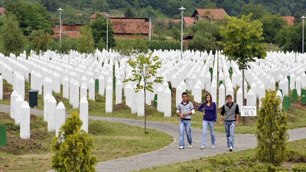 Srebrenican kylän ulkopuolella on muistokeskus, johon on haudattu lähes kaikki kansanmurhassa surmansa saaneet.