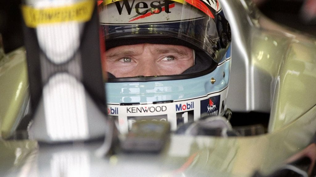 Mika Häkkinen keskittyneenä ennen Suzukan starttia marraskuussa 1998.