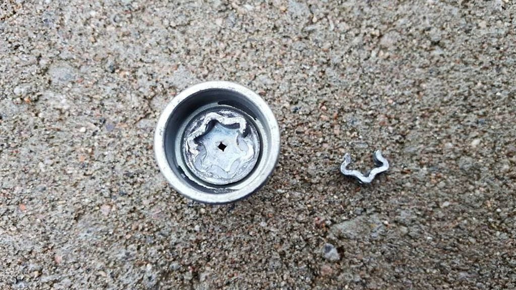 Vaurioitunut lukkopultin avausosa on nykyään turhan tuttu näky, niin kotona kuin korjaamolla.