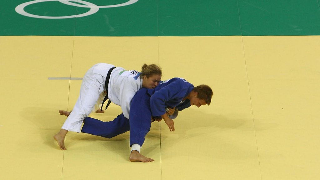Ronda Rousey (vas.) ja Edith Bosch olympiamolskilla 2008