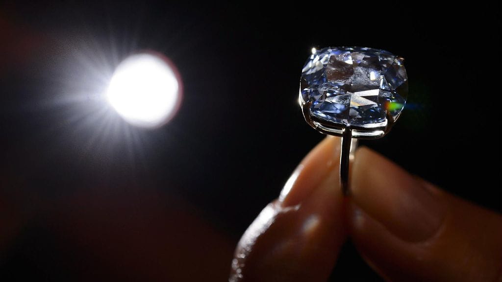 Yli 12 karaatin timantti huutokaupattiin Genevessä 11.11.2015. Hintalapuksi tuli 40 miljoonaa euroa.