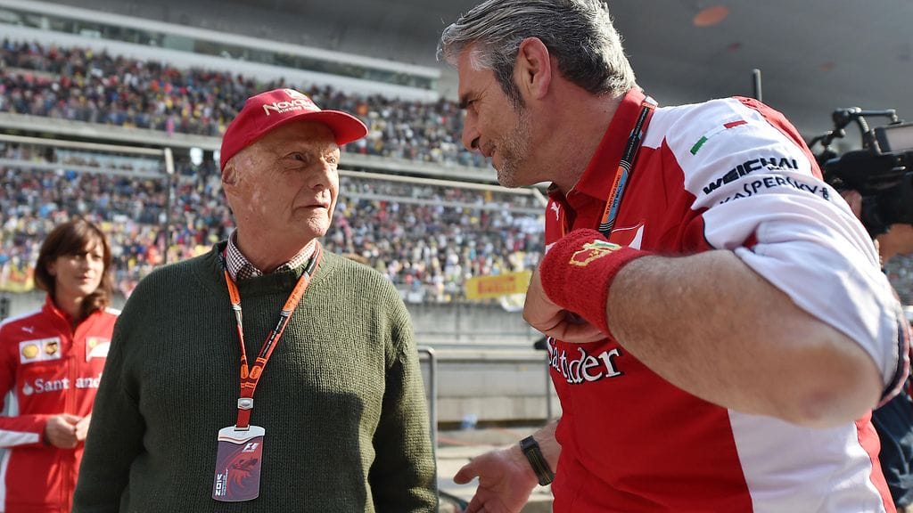 Niki Lauda ja Ferrarin tallipomo Maurizio Arrivabene Kiinan GP:ssä huhtikuussa.