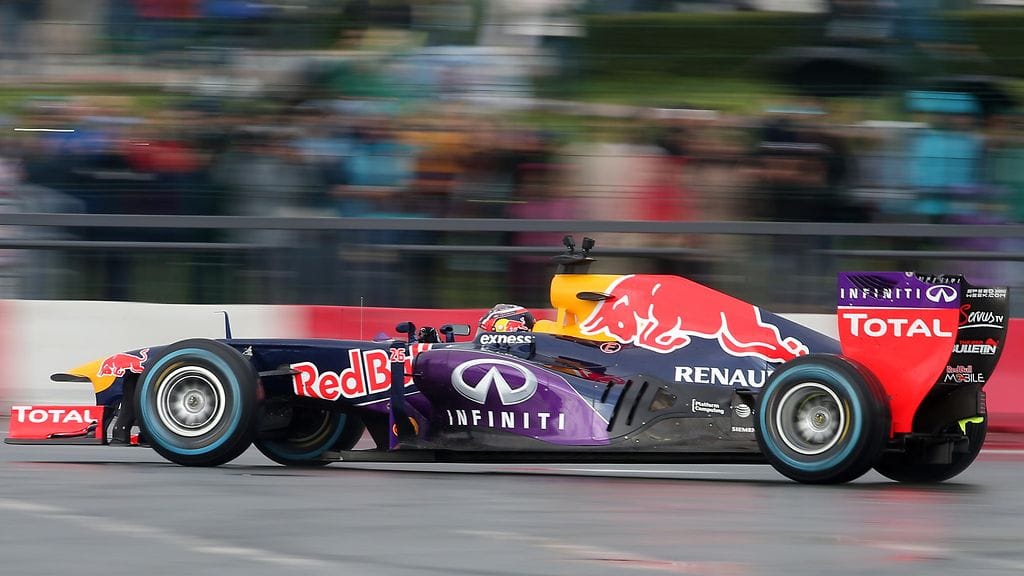 Daniil Kvjat näytösajossa Kazanissa vanhan Red Bullin ratissa elokuussa 2015.