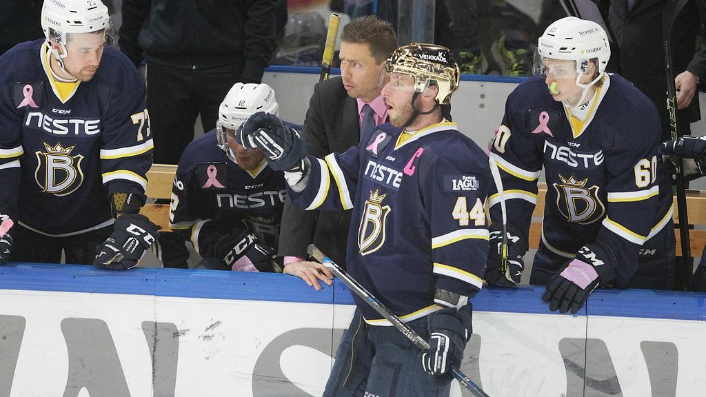 Bluesin vaihtopenkkiä kalvaa epävarmuus tulevasta.