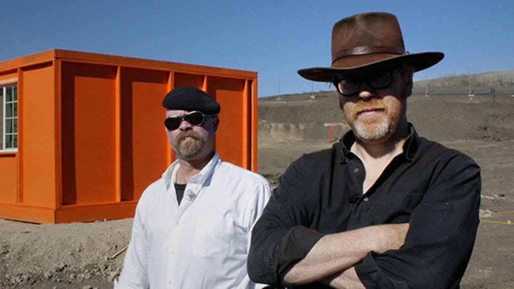 Adam Savage jakoi Twitterissä Jalopnik-sivuston artikkelin, jonka mukaan Ford suunnittelee autojen "muuttamista elokuvateattereiksi". Kuva sarjasta Myytinmurtajat.