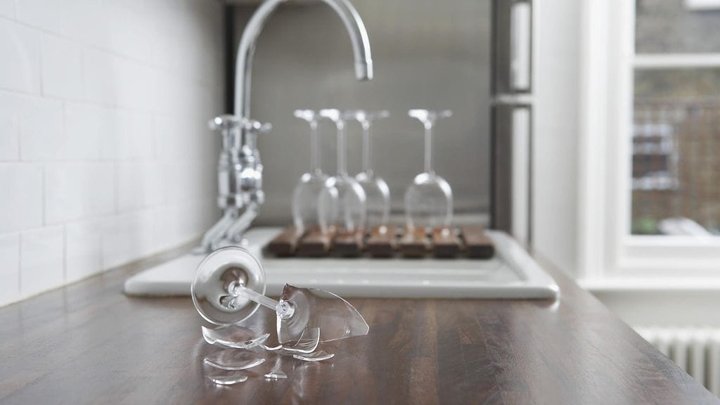 Kerää pienimmätkin lasinsirpaleet yksinkertaisella niksillä.