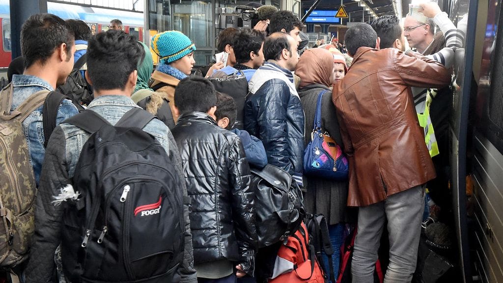 Kuvituskuva. Pakolaisia pyrkimässä Kööpenhaminaan matkaavaan junaan 12. marraskuuta 2015.