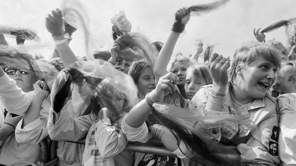 Dingofanit heiluttelevat sifonkihuiveja 4. elokuuta 1985.