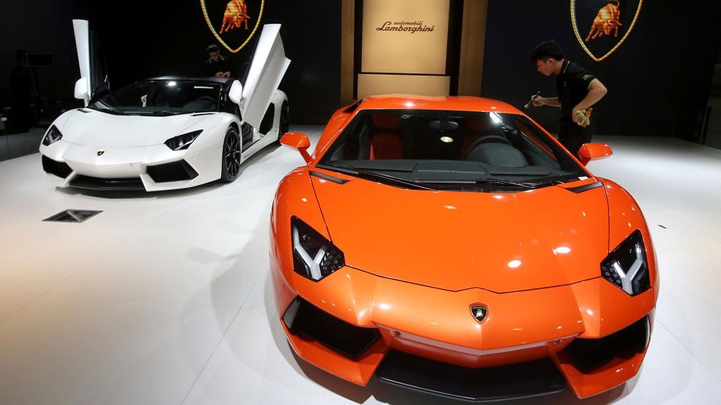 Lamborghini Aventador autonäyttelyssä.