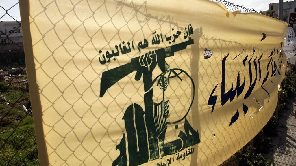 Libanonilaisten shiiamuslimien taistelujärjestön, Hizbollahin, banderolli Tyroksessa Etelä-Libanonissa.