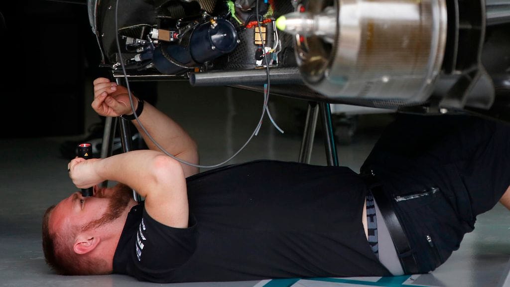 Mercedeksen mekaanikko työskentelee Brasiliassa.