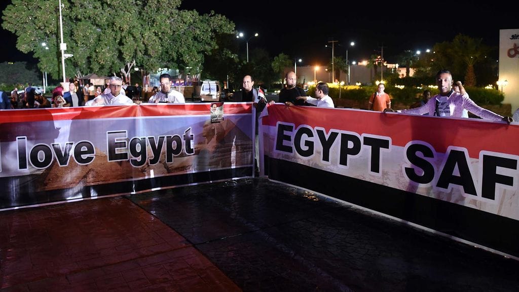 Sadat paikalliset ottivat osaa tapahtumaan, jonka tarkoituksena oli rohkaista turisteja matkaamaan Egyptiin terroripeloista huolimatta.