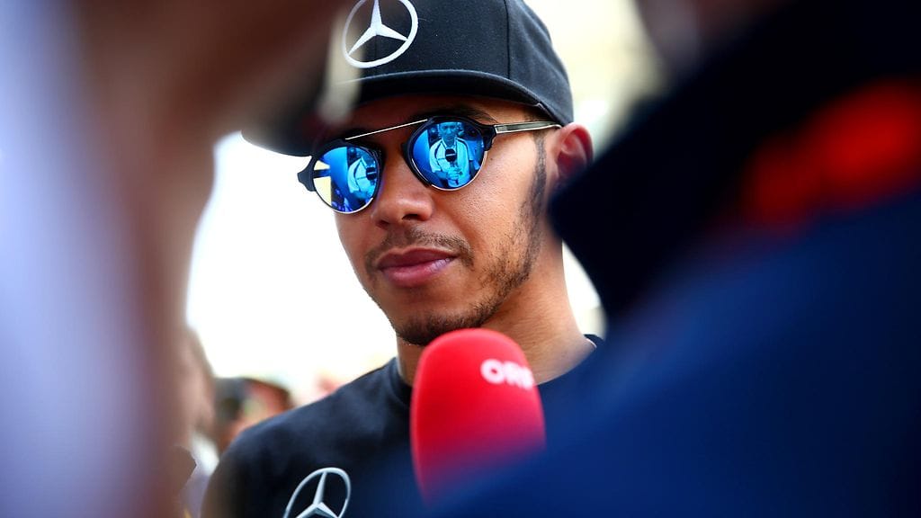 Lewis Hamilton puhumassa medialle Sao Paulossa torstaina.