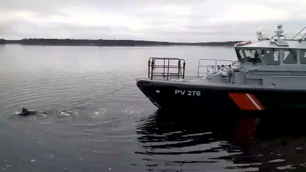 Näin lähtee partiovene liikkeelle ihan miesvoimin. Länsi-Suomen Merivartiosto näyttää taukojumppaajille mallia.