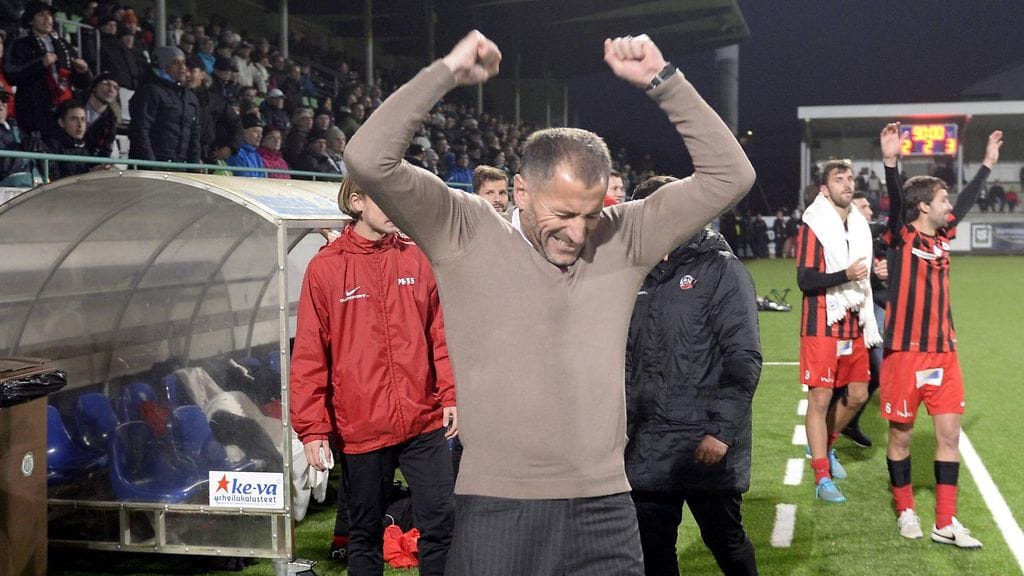 Shefki Kuqin juhlaa liiganousun varmistuttua lokakuussa.
