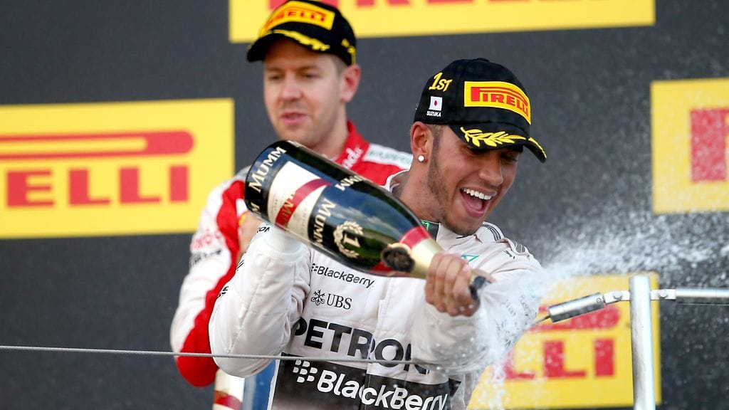 Lewis Hamilton saanee kovan haastajan Ferrarin Sebastian Vettelistä (takana) ensi kaudella.