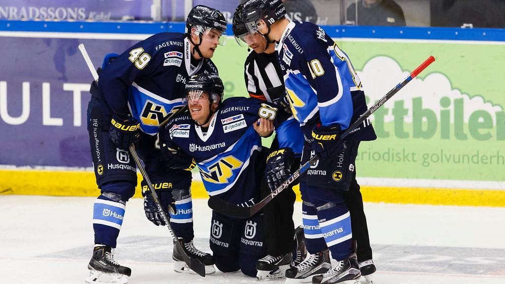 Teemu Laine jouduttiin auttamaan pois jäältä.