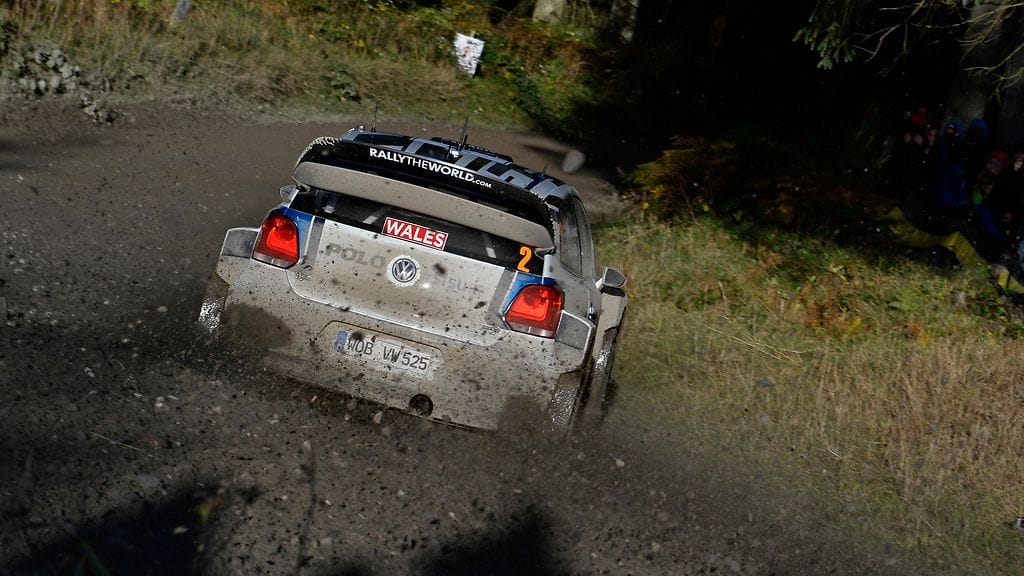 Jari-Matti Latvala juuttui ojaan toisella erikoiskokeella.