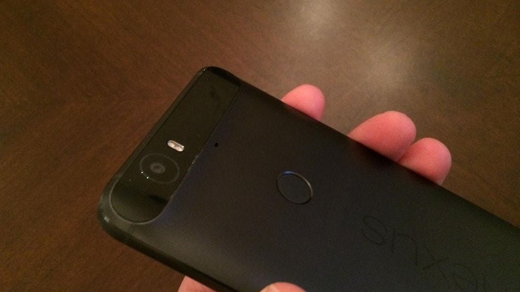 Tässä se on. Yksi ensimmäisistä Googlen Nexus 6P-kännyköistä Suomessa löysi tiensä MTV:n testipöydälle.