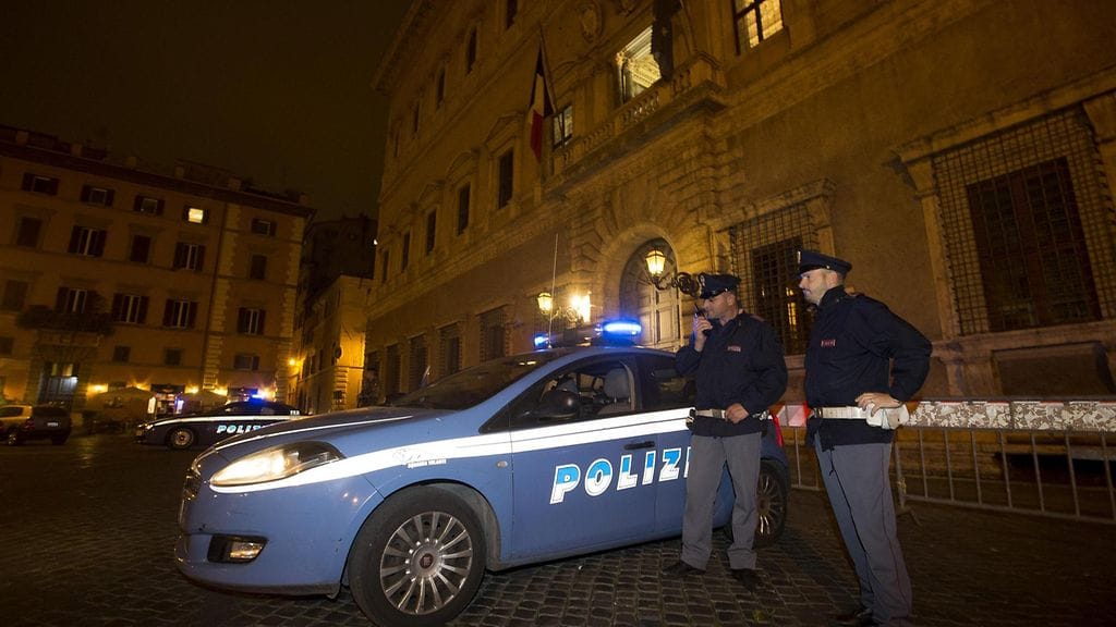 Roomassa poliisi vartioi Ranskan suurlähetystöä Pariisin terrorihyökkäysten takia.