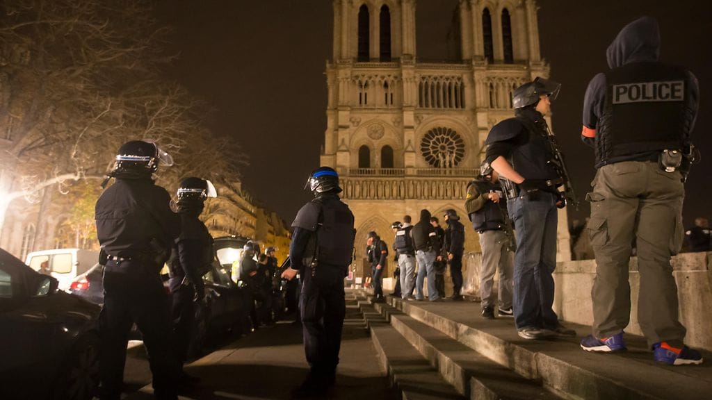 Notre Damen katedraalin lähistöltä löydettiin sunnuntain vastaisena yönä henkilöauto, jossa oli kuusi kaasusäiliötä.