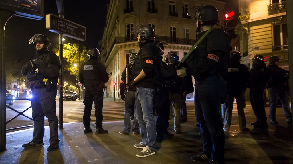 Pariisissa eilisiltaisten terrori-iskujen uhriluku on vielä epäselvä.