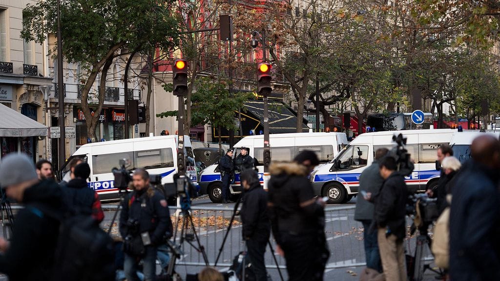 Toimittajia Bataclanin teatterin edustalla Pariisissa iskujen aikaan.