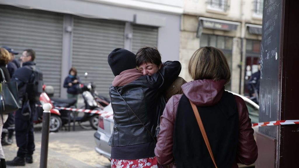 Pariisin yöllisten terrori-iskujen kuolonuhrien määrä on tuoreimpien tietojen mukaan lähes 130.