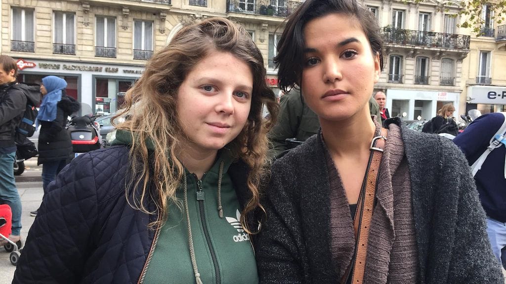 Pariisilaiset muslimitytöt Sara ja Mervie sanovat muslimien leimaantuneen jihadististen ääriliikkeiden iskujen takia.