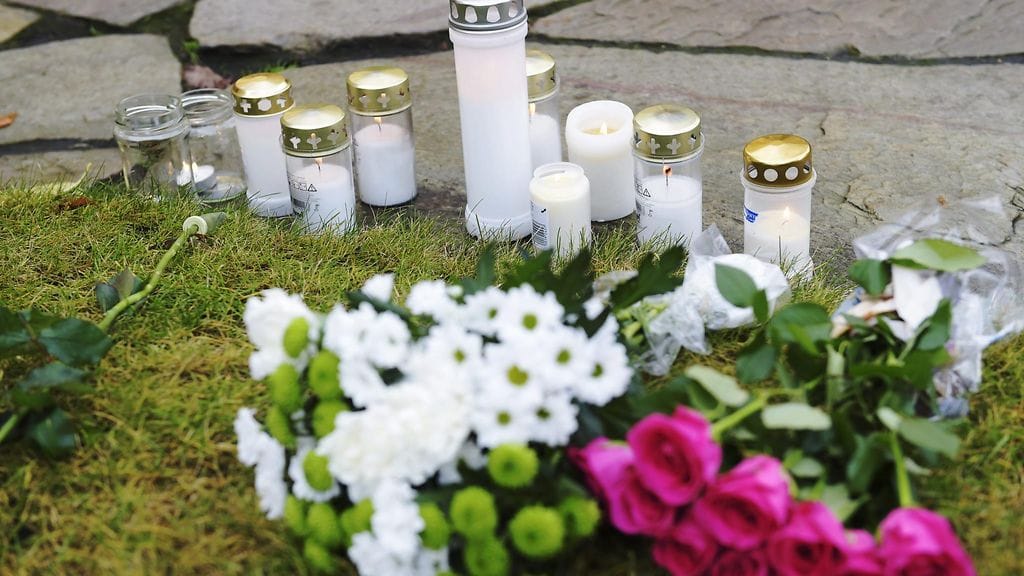 Pariisin terrori-iskun uhrien muistoksi jätettiin kynttilöitä ja kukkia Ranskan suurlähetystölle Helsingissä 14. marraskuuta 2015.