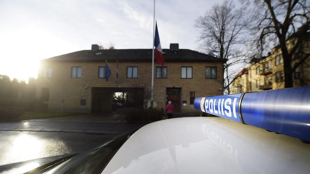 Poliisiauto vartiossa Ranskan suurlähetystön edessä Helsingissä tänään.