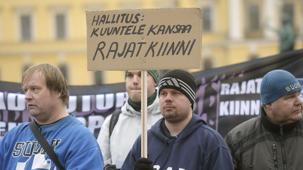 Mielenosoittajat vastustivat Helsinkiin kaavailtua suurmoskeijaa.