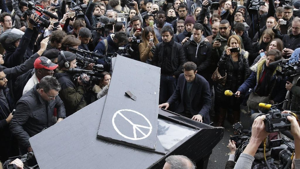 Toistaiseksi tuntemattoman miehen upea ele liikutti Bataclanin konserttitalon eteen kokoontuneita pariisilaisia.