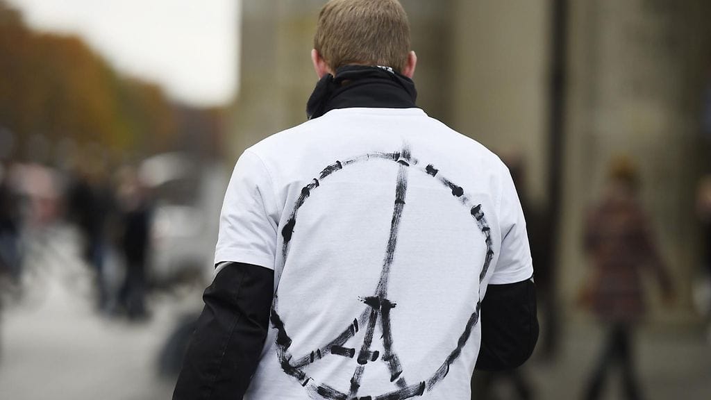 Eiffel-tornin ja rauhanmerkin yhdistelmä on noussut Pariisin iskujen vastustajien symboliksi.