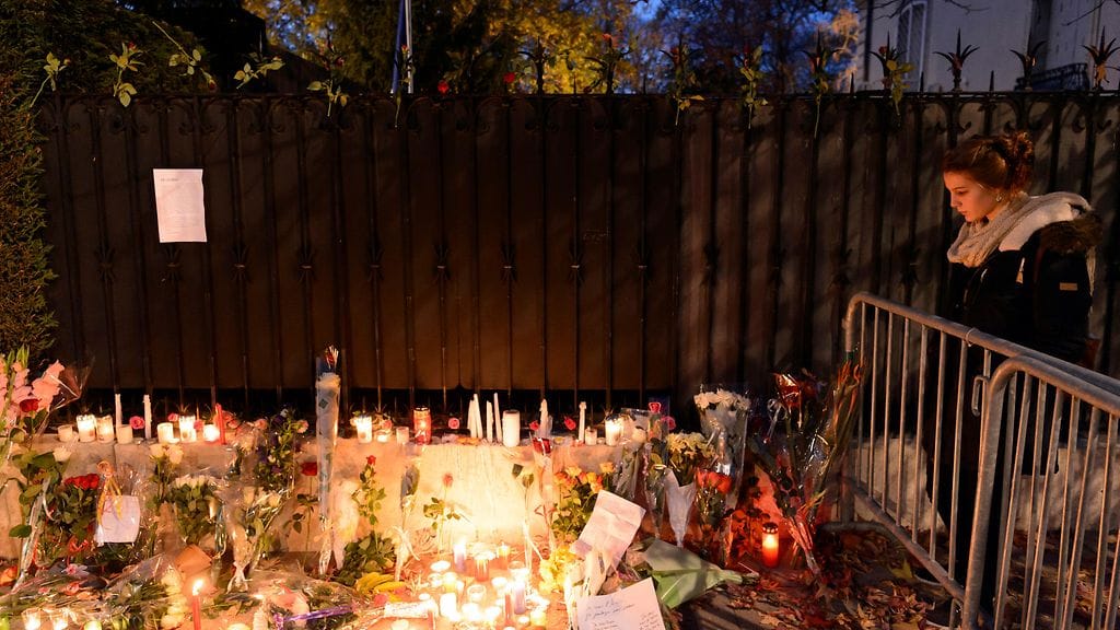 Eri puolilla Pariisia on muistettu yöllisissä terrori-iskuissa kuolleita.