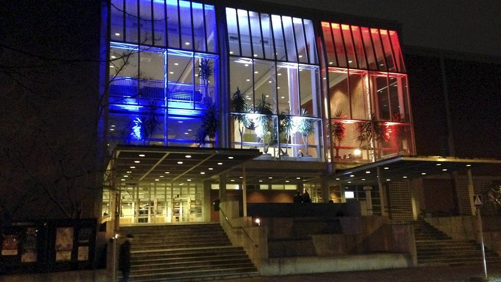 Kuopion Musiikkikeskuksen seinään heijastettiin Trikolorin värit sininen, valkoinen ja punainen