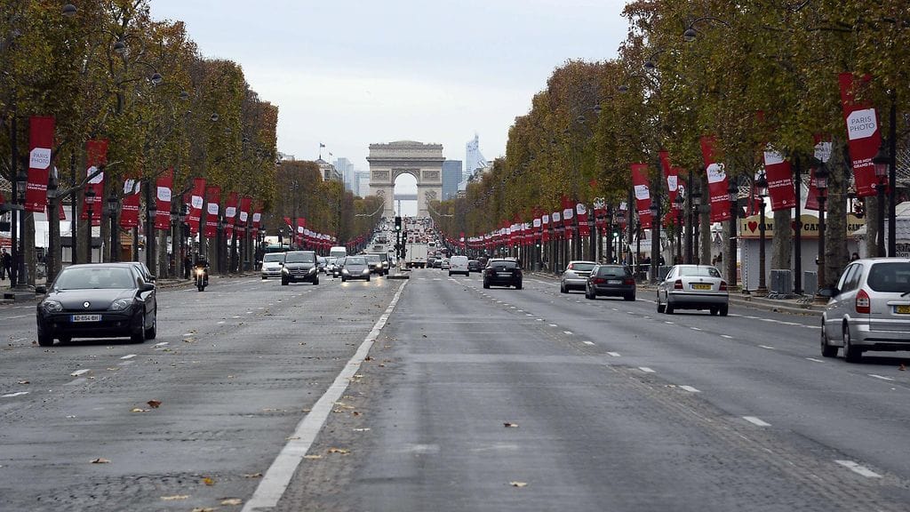 Pariisin tunnetuimpiin katuihin lukeutuva Champs Elysees ja taustalla Riemukaari.