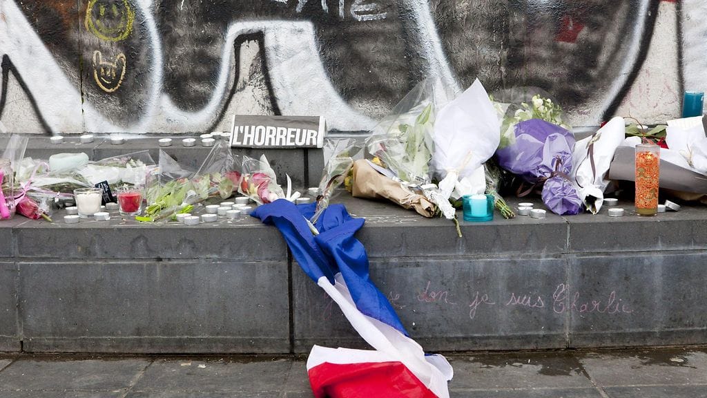 Kreikka vahvisti jo aiemmin, että yhdeltä terrori-iskujen paikalta löydetty Syyrian passi kuului Kreikassa lokakuussa rekisteröityneelle turvapaikanhakijalle.