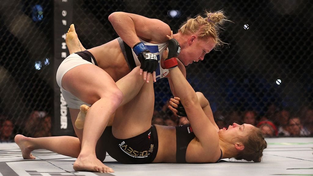 Holly Holm (vas.) päihitti Ronda Rouseyn.