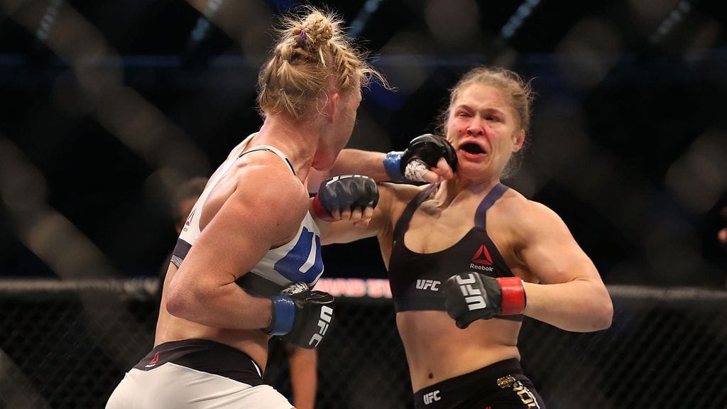 Holly Holm (vas.) tyrmäsi Ronda Rouseyn MM-ottelussa marraskuussa.