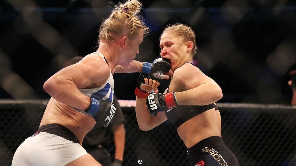 Ronda Rousey joutui syömään Holly Holmin nyrkkiä titteliottelussa marraskuussa.