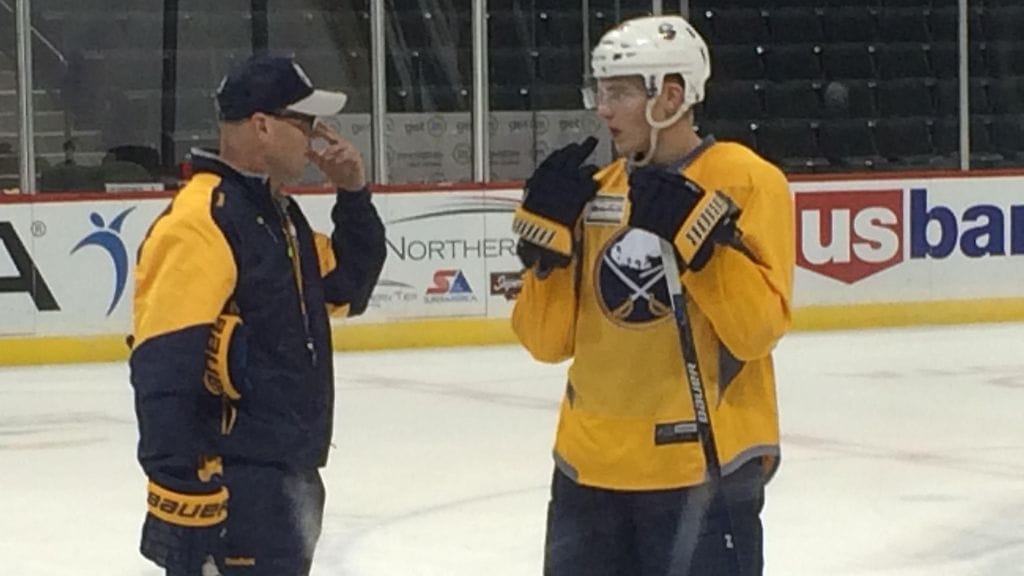 Rasmus Ristolainen ja koutsi Dan Bylsma